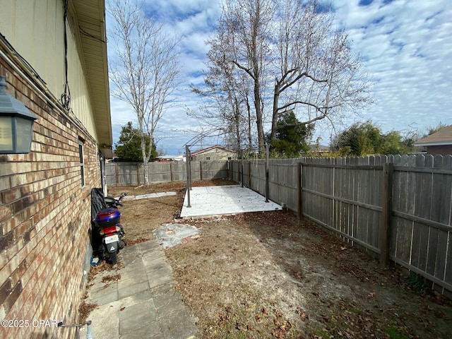 view of yard featuring a patio area