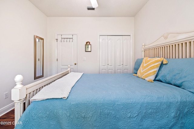 bedroom featuring dark wood-type flooring, ceiling fan, and a closet