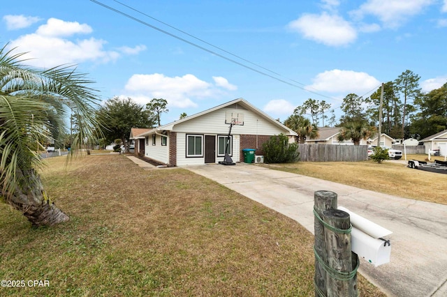 view of front facade featuring a front lawn