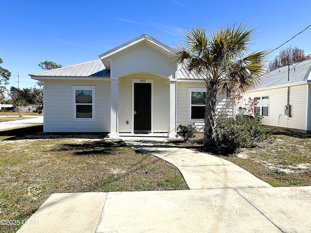 bungalow featuring a front lawn