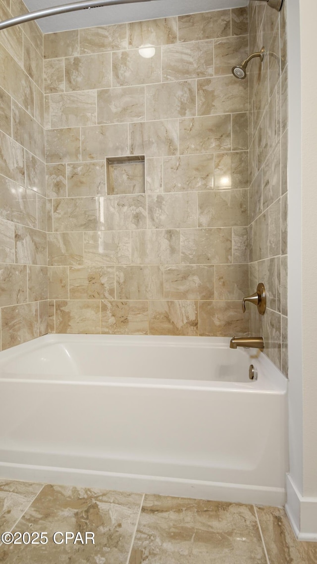 bathroom featuring tiled shower / bath combo