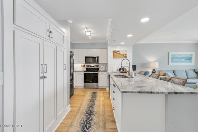 dining area featuring crown molding, light wood-type flooring, floor to ceiling windows, and ceiling fan