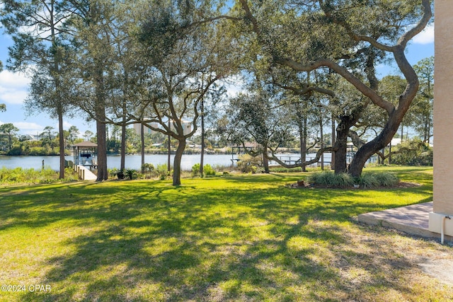 view of yard featuring a water view