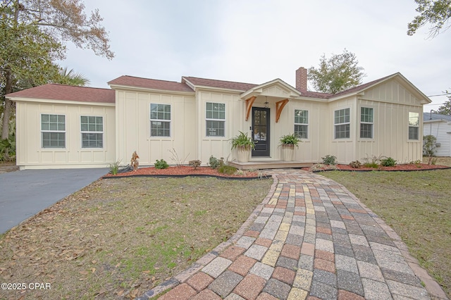 view of front of home with a front yard