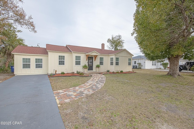 view of front facade with a front lawn