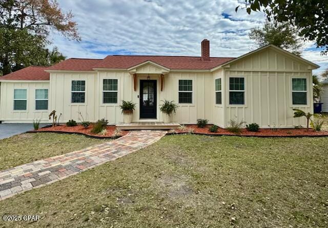 view of front of home with a front lawn