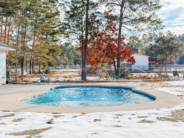 view of swimming pool