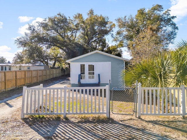 view of front of home featuring an outdoor structure