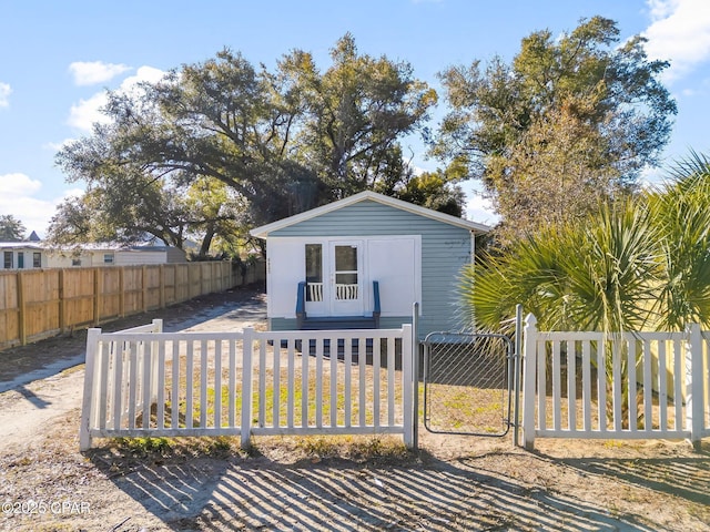 1905 W 17th St, Panama City, FL 32405 - view of front of property featuring a fenced front yard, an outdoor structure, and a gate