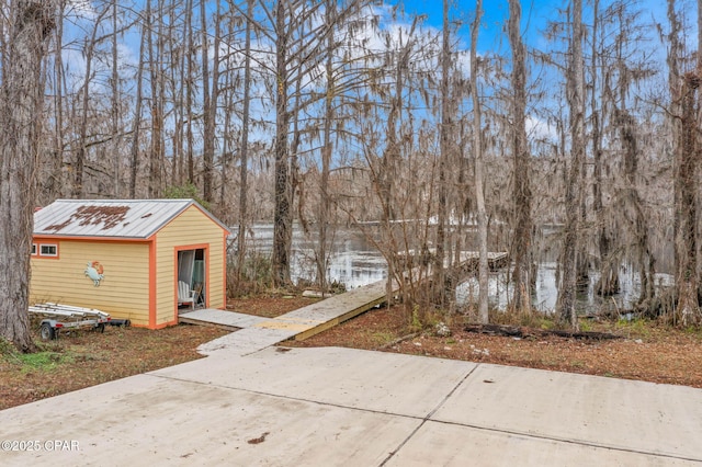 view of yard featuring an outbuilding