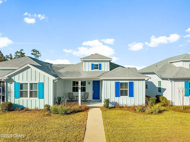 view of front of property featuring a front lawn and a porch