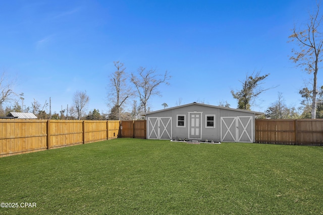 view of yard featuring an outdoor structure