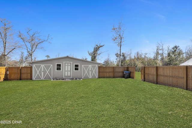 view of yard featuring an outdoor structure