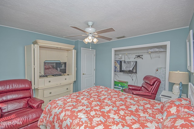 bedroom featuring a textured ceiling, ceiling fan, and a closet