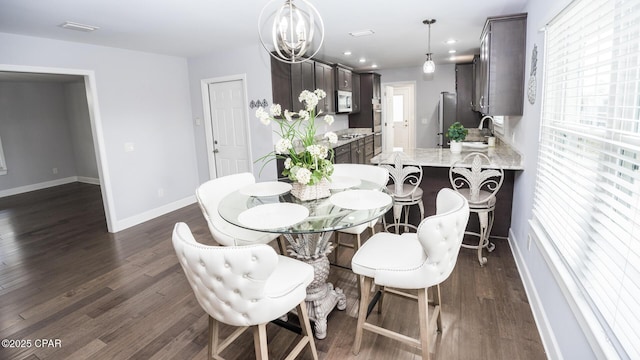 dining space featuring an inviting chandelier, recessed lighting, dark wood-style floors, and baseboards