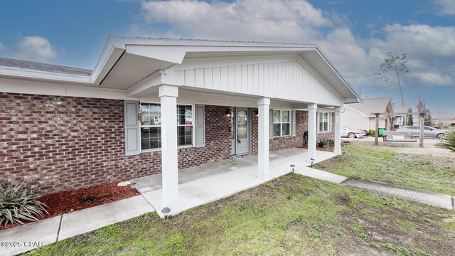 ranch-style house with a porch