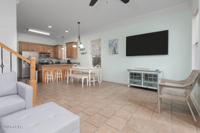 living area featuring recessed lighting, baseboards, ceiling fan, and crown molding