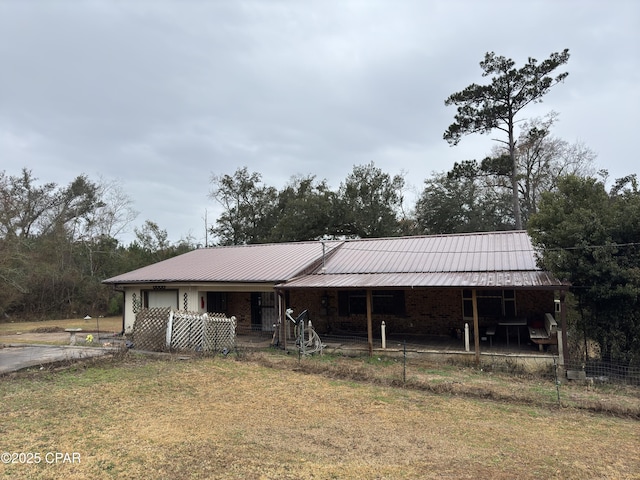 view of front of house with a front lawn