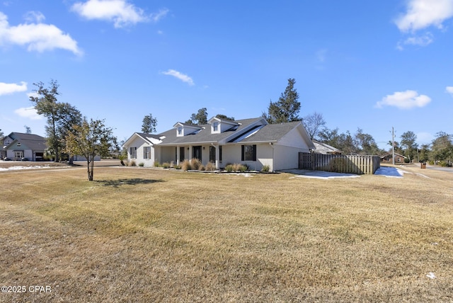 view of front facade featuring a front yard