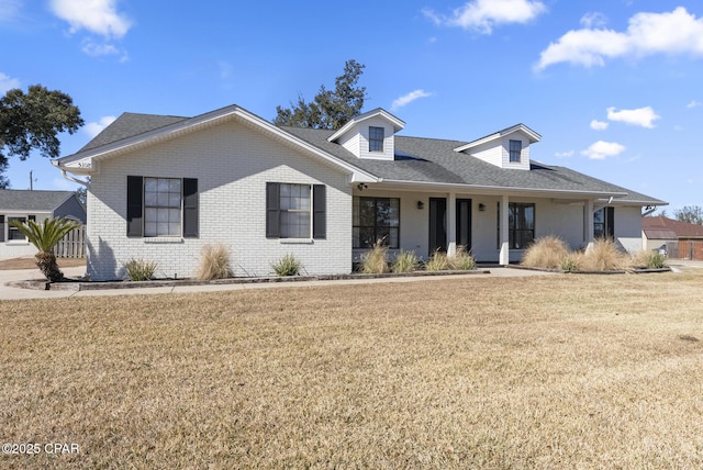 view of front of property featuring a front lawn