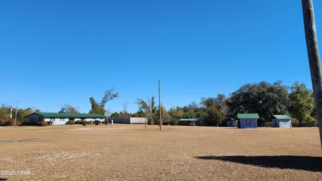 view of yard featuring a storage unit