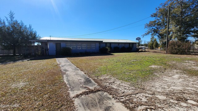 view of yard with a garage and an outdoor structure