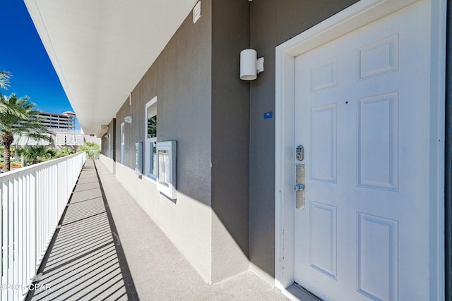 property entrance featuring a balcony