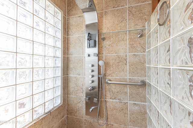 bathroom featuring a tile shower