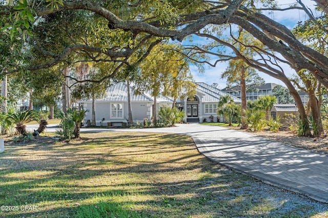 view of front of property featuring a front lawn