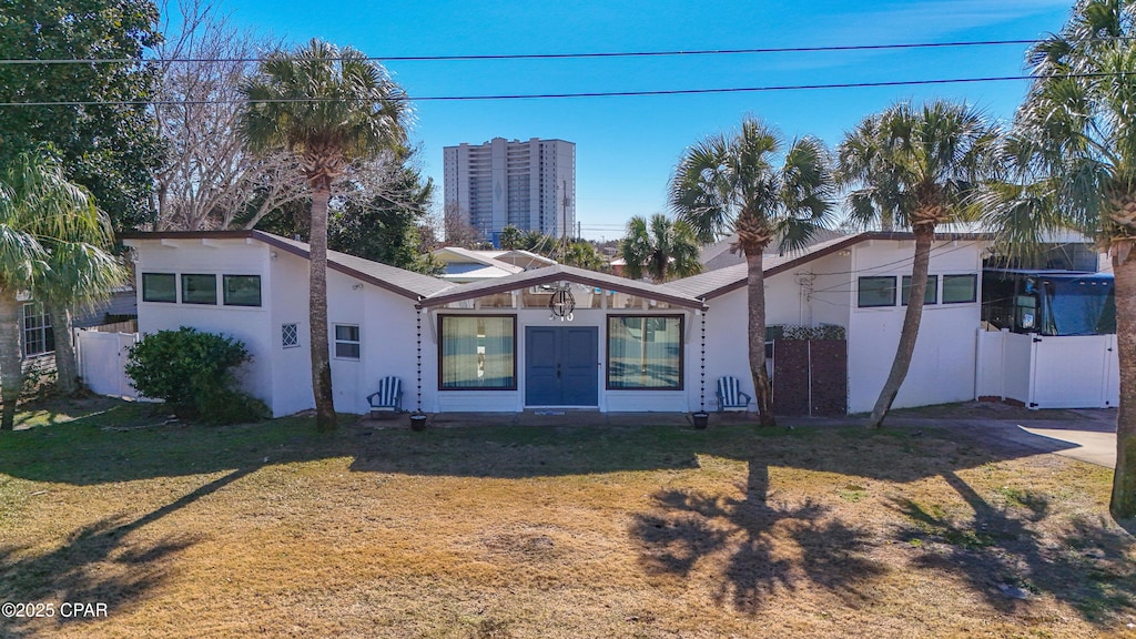 view of front of house featuring a front yard