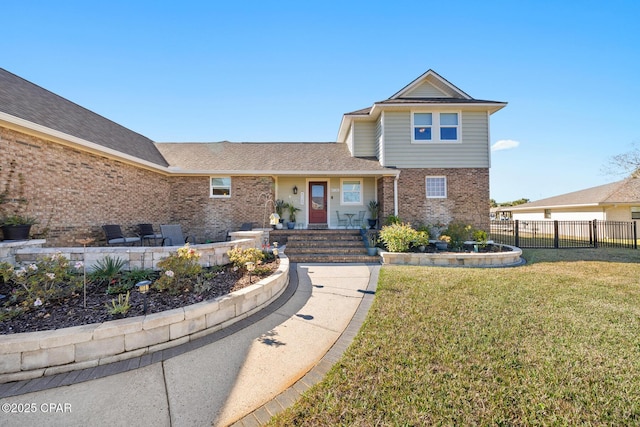 view of front of house featuring a front lawn