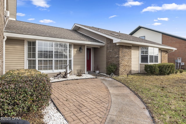 ranch-style house featuring a front yard