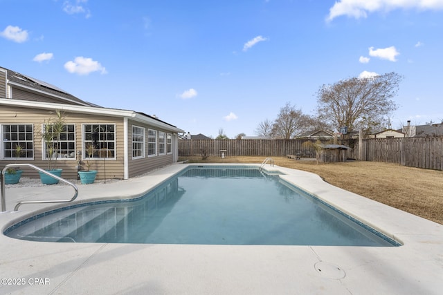 view of swimming pool