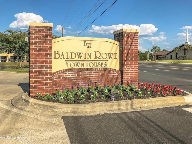 view of community / neighborhood sign