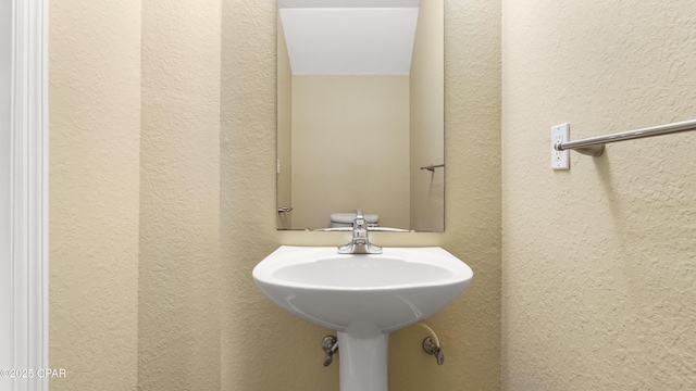 bathroom featuring sink