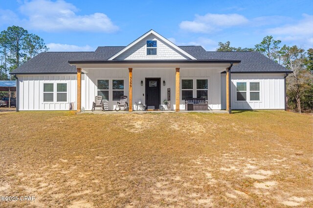 view of front facade featuring a front lawn