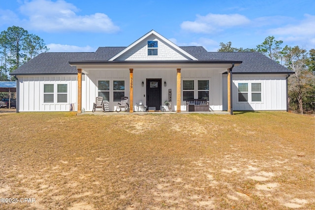 view of front facade featuring a front lawn