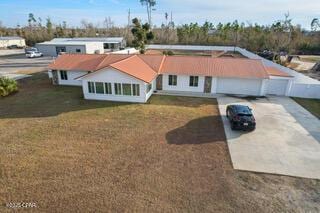 view of front of home featuring a front lawn