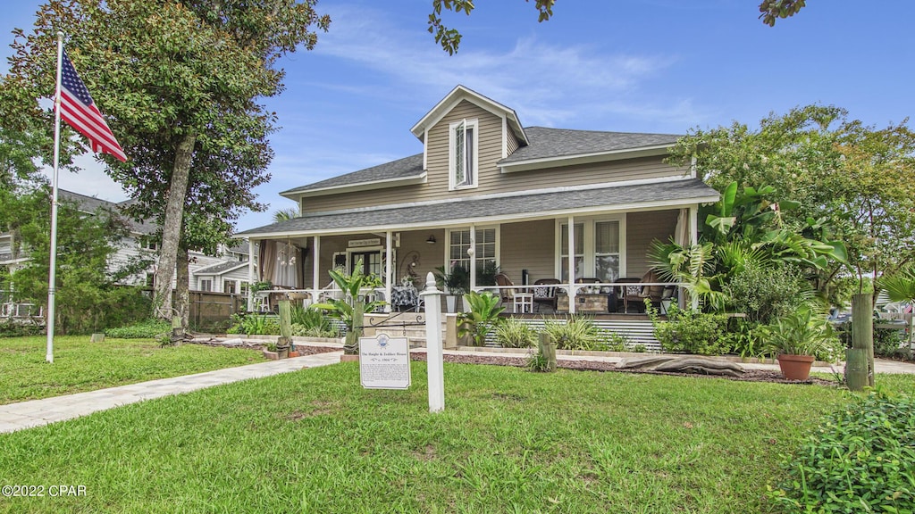 view of front facade featuring a porch and a front yard