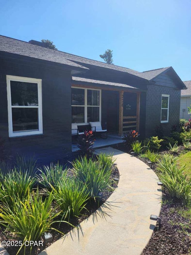 single story home with a porch