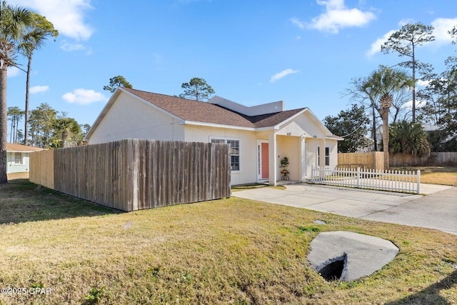 view of front of house with a front lawn