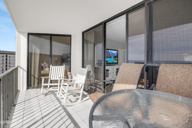 balcony with outdoor dining space