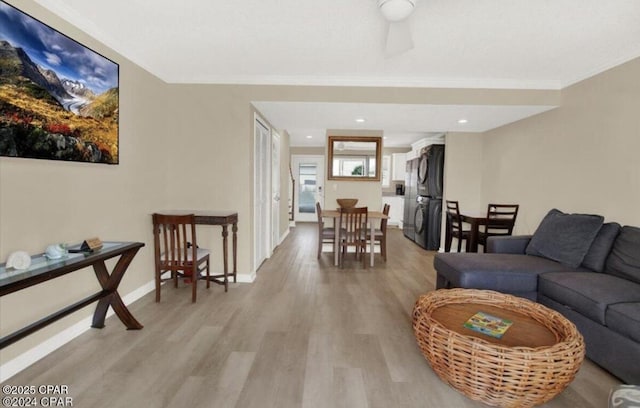 living room featuring light wood finished floors, recessed lighting, baseboards, and ornamental molding