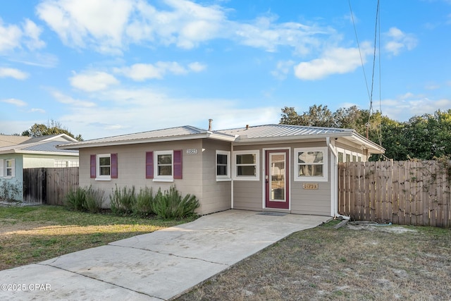 single story home featuring a front lawn