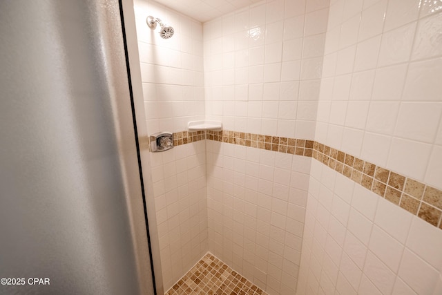 room details featuring a tile shower