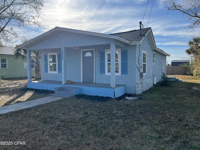 view of front facade featuring a front yard and a porch