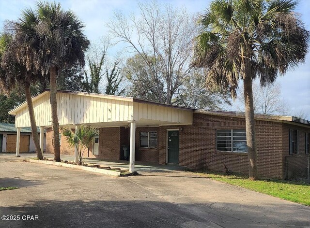 view of front facade featuring a carport