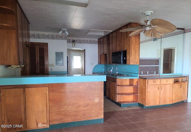 kitchen featuring sink, ceiling fan, and kitchen peninsula