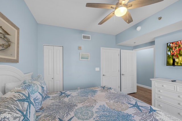 bedroom with hardwood / wood-style floors, ceiling fan, and a closet