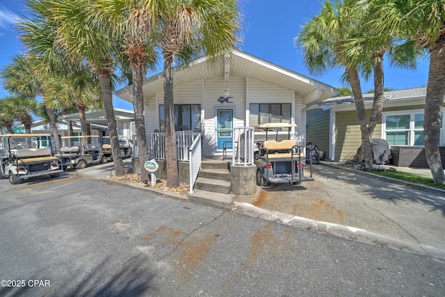 view of front of property with covered porch